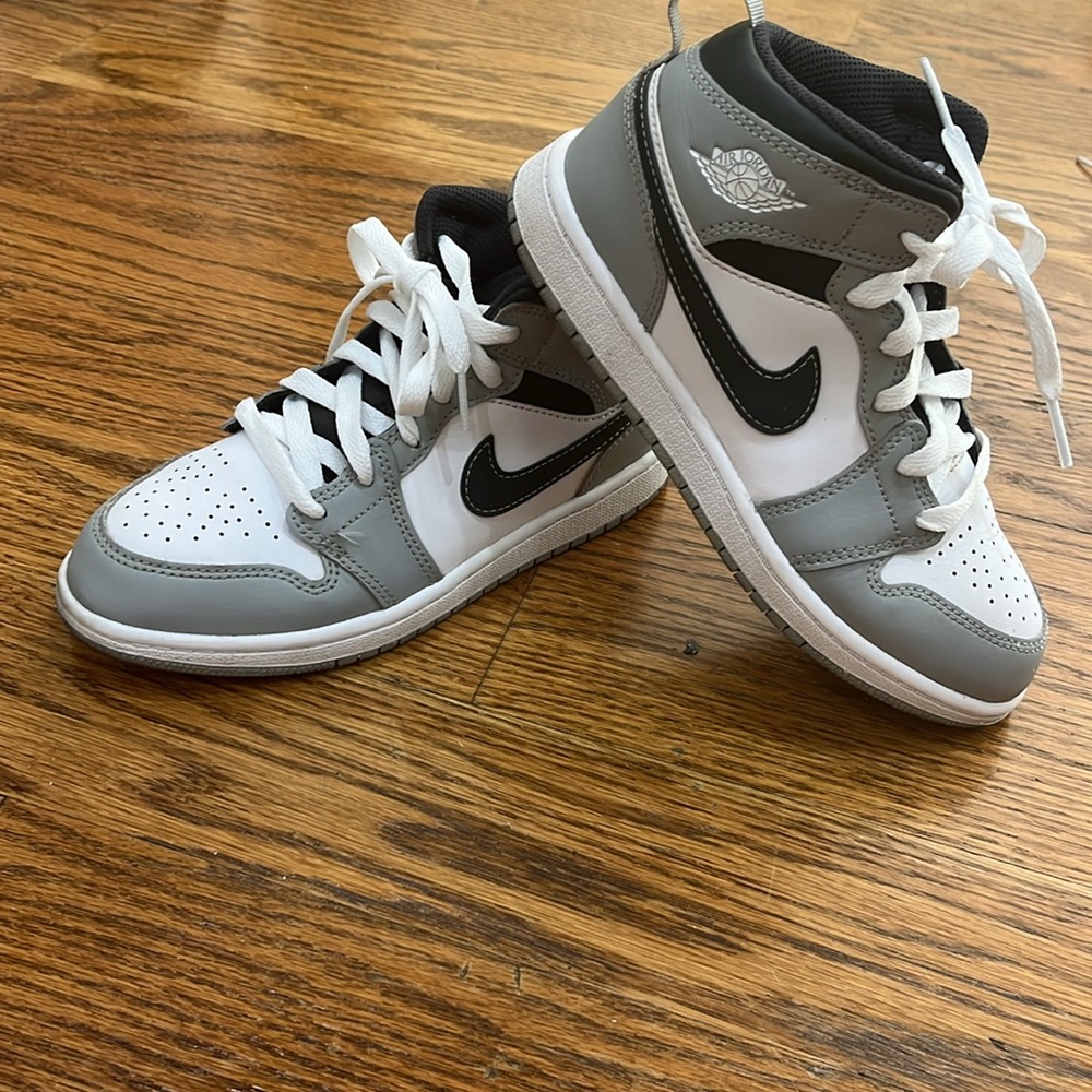 Nike Jordan AJ1 mid sneaker size 2Y like new!
